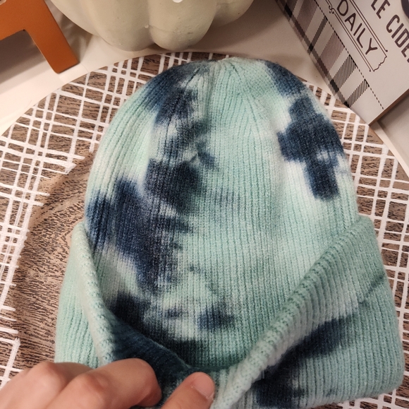 ☃️ EUC C.C. Exclusives Tie Dye Tight Knit Unisex Wear Roll Down Beanie, OSFM - Picture 6 of 6